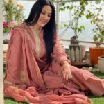 Kamya Punjabi Instagram - Happy Karwa Chauth all you beautiful ladies ❤️ Dont forget lots of gifts n pampering from ur husband 😉 #happykarwachauth #kamyapunjabi Outfit @chidiyaaonline