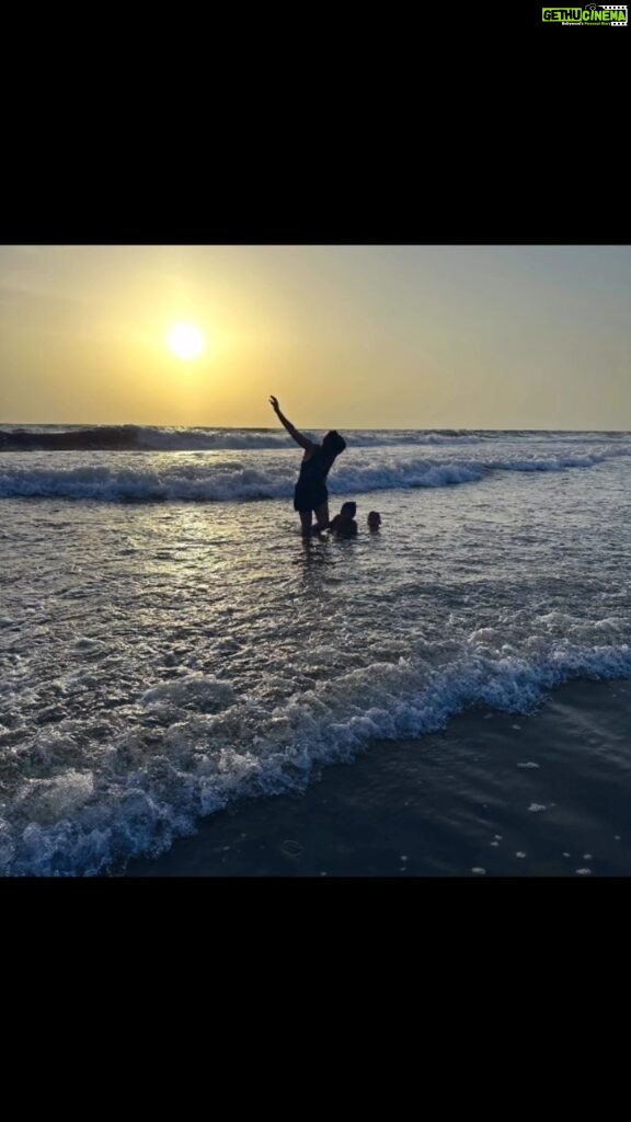 Kanchi Kaul Instagram - Obsessing over sunsets and beach days forever 🌅🌊with my favs 😍 #happyholidays #itsbetteringoa #wildlings #theadventuresofAI #loveisallweneed #reels #reelsinstagram