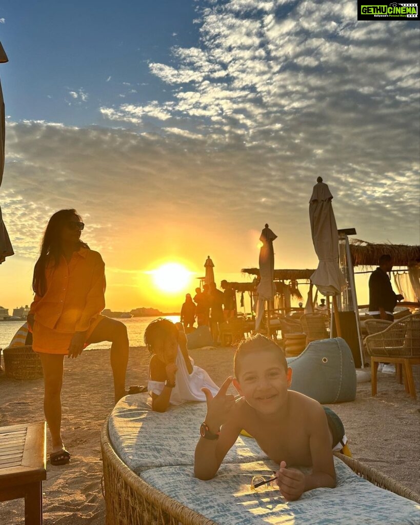 Kanchi Kaul Instagram - The last sunset of 2022 … 😄🌅☀️ #2022 #memories #newbeginings #myboys #wildlings #dubai Palm Jumeirah