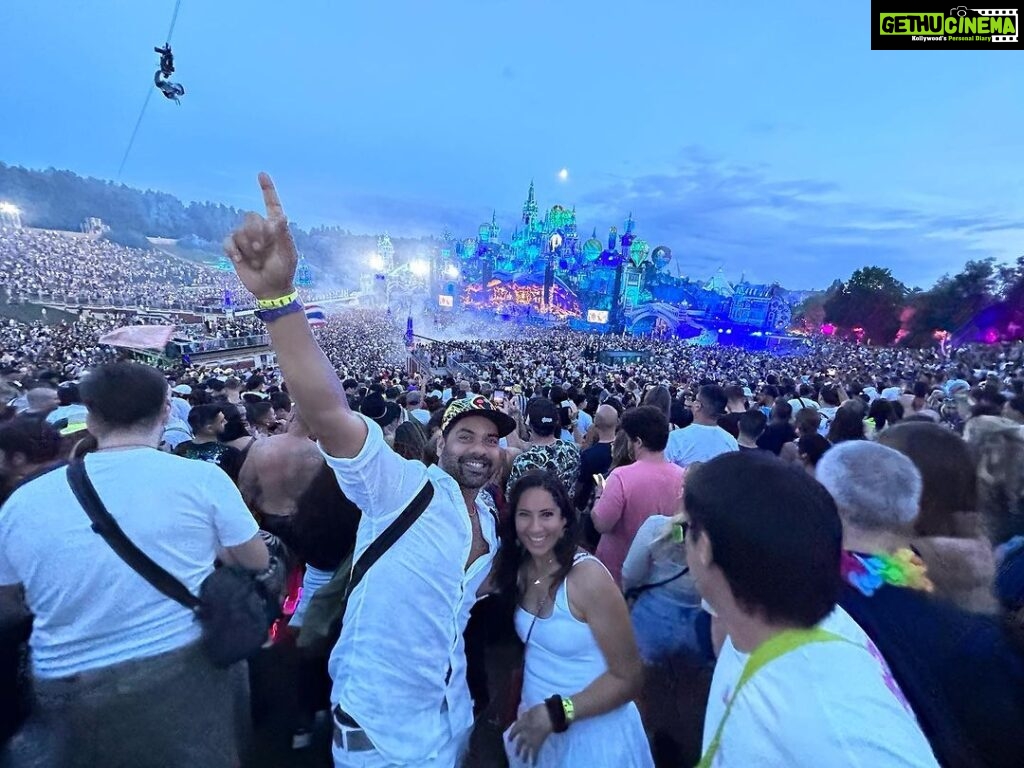 Kanchi Kaul Instagram - Part 3 - #tomorrowland2023 - when #hardwell keeps up to his name and 200000 people unite in dance #musicfestival #tomorrowland ⬅️⬅️⬅️⬅️. 💖🌺🎶🎧💃