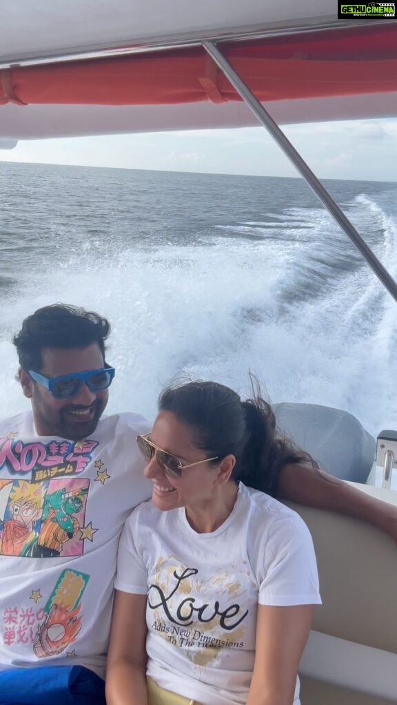 Kanchi Kaul Instagram - A lil bit of zippin … a lil bit of groovin 😜 #vitaminsea #baaatoll