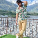 Karan Sharma Instagram - Sometimes you just need a good photography to see how cool you look 😎 .. Thanks @hancockfashion for this cool shirt and trouser ! ❤️