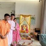 Karan Sharma Instagram - Had great Darshan of Bappa at your new house sir @soorajthapar @diptisthapar .. May Bappa Bless you with lots of happiness and success! 🤗🙏❤️ ! - . kuch purane dost bhi mil gaye 😀😉 ! @i_ashisinghh @sharainkhanduja_official @ridtiwari