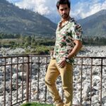 Karan Sharma Instagram - Sometimes you just need a good photography to see how cool you look 😎 .. Thanks @hancockfashion for this cool shirt and trouser ! ❤️