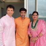 Karan Sharma Instagram - Had great Darshan of Bappa at your new house sir @soorajthapar @diptisthapar .. May Bappa Bless you with lots of happiness and success! 🤗🙏❤️ ! - . kuch purane dost bhi mil gaye 😀😉 ! @i_ashisinghh @sharainkhanduja_official @ridtiwari