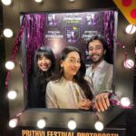 Karisma Kapoor Instagram - Prithvi Festival Opening Night 🎭🩷✨ Have you visited yet ? #prithvitheatre #loveofthearts #family Family pic credit - @bombaytimes