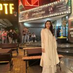 Karisma Kapoor Instagram - Prithvi Festival Opening Night 🎭🩷✨ Have you visited yet ? #prithvitheatre #loveofthearts #family Family pic credit - @bombaytimes
