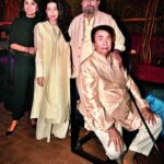 Karisma Kapoor Instagram - Prithvi Festival Opening Night 🎭🩷✨ Have you visited yet ? #prithvitheatre #loveofthearts #family Family pic credit - @bombaytimes