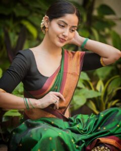 Kashmira Pardesi Instagram - Just some traditional smiles and sarees 🪷✨ 

Shot by @kalyaam_2.0