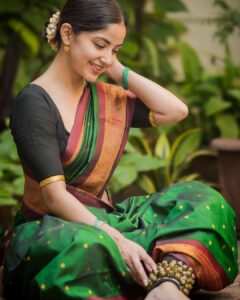 Kashmira Pardesi Instagram - Just some traditional smiles and sarees 🪷✨ 

Shot by @kalyaam_2.0