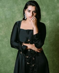 Kavya Kalyanram Instagram - Always fashionably late to the gram 🤷🏼‍♀️ But I had an absolute ball of time hosting #SIIMA2023 😀 
Thank you @priyankav____ @tejaswinireddy_couture @orafojewels for making me feel like “just looking like a wow” 😙 
Pictures : @srujanluckyphotography 
Styling : @priyankav____ 
Outfit : @tejaswinireddy_couture 
Jewellery : @orafojewels