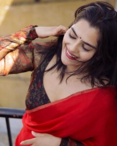 Kavya Kalyanram Instagram - Smiles sponsored by a tummy full of Pulihara 🐵 
Happy Dussehra ♥️
📸 : @kilaruness (now you can’t put crying emojis on my pictures 😅)
💎 @orafojewels