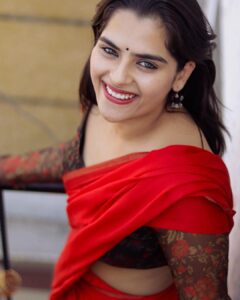 Kavya Kalyanram Instagram - Smiles sponsored by a tummy full of Pulihara 🐵 
Happy Dussehra ♥️
📸 : @kilaruness (now you can’t put crying emojis on my pictures 😅)
💎 @orafojewels