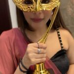 Keerthi shanthanu Instagram - Thank u @studiooneincentertainments for awarding me this ✨ “Favourite entertaining anchor of the year “ 💛 2023 #grateful #thankyou Wearing : @bandananarulaofficial