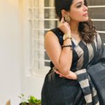 Keerthi shanthanu Instagram - 🖤🤎 This silk saree & colour combo 🖤 Thank u @tuyam_ 🤎 Hairdo & draping @pleats_drapes Blouse @poornimas_store