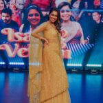 Keerthi shanthanu Instagram - On stage ✨🎤 #isaivellam2023 #canada Loved working & being there😇 Overwhelmed with all ur love 💛 After a long time with this fun loving guy @rjvijayofficial 💛 This golden outfit from @studio149 💛 Thanks to @latikaproductions @latikagoldhouse for havin us💛 Thanx for the pics ma @sobejan.photography ✨