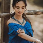 Ketaki Mategaonkar Instagram - I always wear blue because it is the color of my soul 💙 #neelratnajewellery #BlueDiamond Series Credits Photography : @puneduskphotography Set by: @setsbypunedusk Fashion by: @style_by_apurva Makeup: @makeupbyberdesaurabh Jewellery: @neelratnaenergyproducts Outfit: @invogue.by.ruchi #ketakimategaonkar #marathiactress #ootdfashion #makeupbeauty #blueoutfit #jewellery #chalahawayeudya