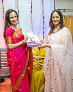 Ketaki Mategaonkar Instagram - Neelratna Jewellery! Sharing some beautiful moments of the opening ceremony of this beautiful unique jewellery brand @neelratnaenergyproducts. I have a special liking for jewellery and to be a brand ambassador for this one is an honor. 💫♥️💜 @neelratnaenergyproducts