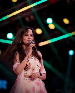 Ketaki Mategaonkar Instagram - Worli Diwali Concert!!!
Swipe ➡️ To See The Surprise 😄✨ It was such an honor! @ajaydevgn 

#ketakimategaonkar #diwali #concert #happydiwali #explorepage #mumbai #music #marathiactress #chalahawayeudya #singer #liveconcert