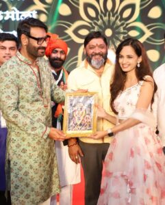 Ketaki Mategaonkar Instagram - Worli Diwali Concert!!!
Swipe ➡️ To See The Surprise 😄✨ It was such an honor! @ajaydevgn 

#ketakimategaonkar #diwali #concert #happydiwali #explorepage #mumbai #music #marathiactress #chalahawayeudya #singer #liveconcert