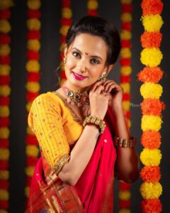 Ketaki Mategaonkar Instagram - सर्वांना दीपावली च्या शुभेच्छा 🪔✨

Photographer: @rohanpujari_rp 

Mua- @harshadamakeupartist

Style by- @_._stylist_shurti_._

Outfit: @handloomtales_india

Managed by @soham.kurulkar 

#ketakimategaonkar #happydiwali #saree #traditionalsaree #traditional #marathiactress #diwali #explorepage #marathi