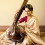 Ketaki Mategaonkar Instagram – अभिजात ✨
.
.
💄: @riyapanchal.makeupartist 
📷: @abhishekshelarphoto  Saree : @soniyasaanchi 👗
Management: @cosmostarmedia 

#ketakimategaonkar #ganpatibappamorya #traditional #singer #marathiactress #chalahawayeudya #classicalmusic #marathi
