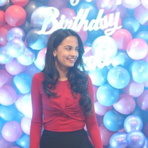 Ketaki Mategaonkar Instagram - For the past few years it has been extremely special for me to celebrate my birthday every year with my well wishers and my fans🤗. But due to the Pandemic I couldn’t meet them for the past 2 years and this was bothering me. I missed you all. This year I have been busy with my shoot and my mother asked me to come home for some work.  She took me out, I didn’t know where we were going. Upon reaching I was welcomed by this wonderful group of fans. I couldn’t hide my emotions. They had planned such a beautiful surprise for me. Thank You so so much ‘Ketaki Fakta Tujhyachsathi Group’ for making my day soooo special . I love you all from the bottom of my heart.❤️. I am because of you my fans.

गेल्या काही वर्षांपासून माझा वाढदिवस माझ्यासाठी खूप खास बनलाय, कारण मी तो माझ्या well wishers आणि फॅन्स सोबत सेलिब्रेट करते. 🤗 पण कोरोना असल्याने मी त्यांना दोन वर्ष भेटू नाही शकले . ह्या वर्षी मी शूटिंग मध्ये व्यस्थ होते आणि आईने काहीतरी कामासाठी घरी बोलावलं. आम्ही दोघी बाहेर गेलो, आणि मला माहीत नव्हतं की आम्ही कुठे जात आहोत. पोहोचल्या नंतर एकदम खूप साऱ्या फॅन्स कडून माझं स्वागत झालं . त्यांनी खूप काही surprises plan केले होते. माझा दिवस खास बनवण्यासाठी "केतकी फक्त तुझ्यासाठी " ग्रुप चे मी खूप खूप आभार मानते. तुम्ही सगळे  फॅन्स माझे खूप लाडके आहात. ♥️मी जे काही आहे ते तुमच्यामुळेच आहे.

@wanderwithseaa @the_daily_baker_official 

#ketakimategaonkar #latepost #birthdaypost