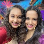 Ketaki Mategaonkar Instagram - Incredible Time With Incredible People ☺️💜 Don’t forget to watch Chala Hawa Yeu Dya tomorrow! #ketakimategaonkar #panghrun #chalahawayeudya #laugh #funtime