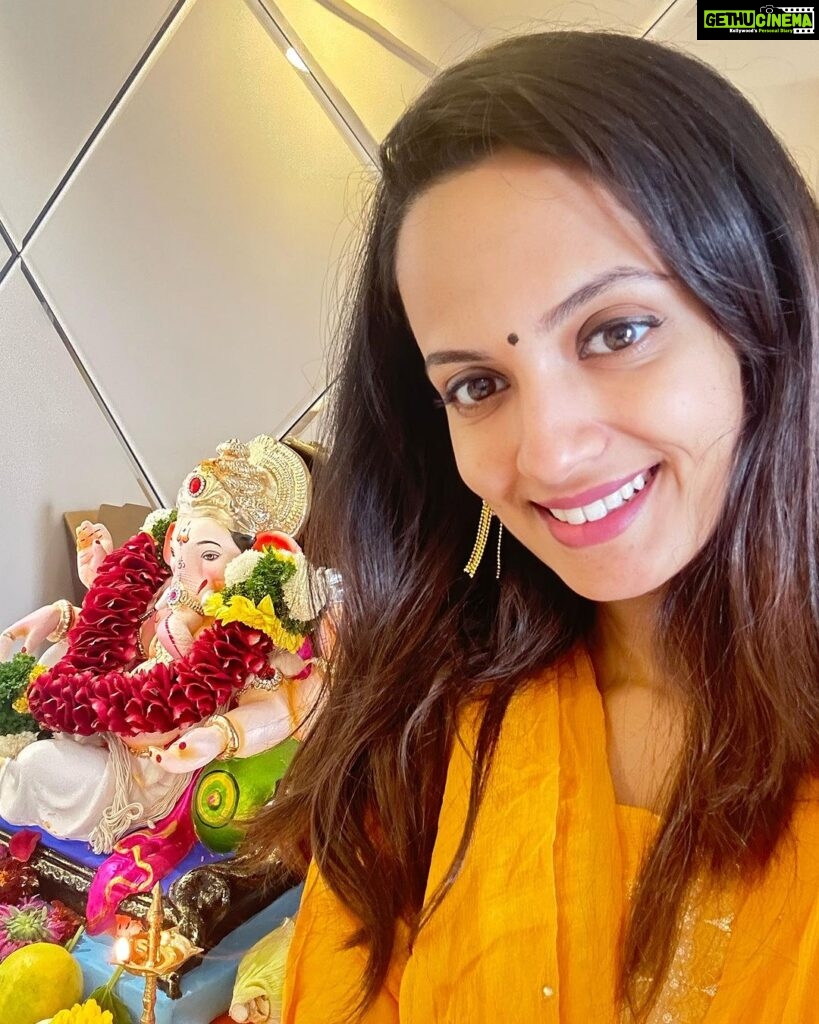 Ketaki Mategaonkar Instagram - Aapana sarvanna ganeshotsavachya khoooop khooop shubhechha! THIS YEAR! Bappa has brought a lot of blessings with him and blessed me with something incredible. Will share the news soon🥰🌸☘♥😇🙏🏻