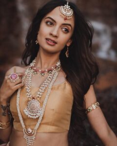 Ketaki Mategaonkar Instagram - One of my favourite shoots!! 😇
#neelratnajewellery #Manmohini Series
Credits 
Photography : @puneduskphotography 
Set by: @setsbypunedusk 
Fashion by: @style_by_apurva 
Makeup: @makeupbyberdesaurabh 
Jewellery: @neelratnaenergyproducts 
Outfit: @labelveena 
Brand Ambassador: @ketakimategaonkar
