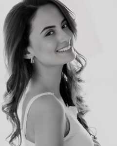 Ketaki Mategaonkar Instagram - Hey🤍 
@abhishekshelarphoto 
Makeup : @makeupbyberdesaurabh 
Management: @cosmostarmedia
