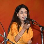 Ketaki Mategaonkar Instagram - What a magical evening it was yesterday!! NAMACHA GAJAR by the very prestigious Kalashree Sangeet Mandal. It was an absolute honor to perform for about an hour infront of the most beautiful audience an artist can expect! All kansens!! Had a wonderful time performing with @virajjoshi_music , Shrinivas Joshi ji, Jagdeesh Chavan. Jay Hari Vitthal . 🙏🏻😇