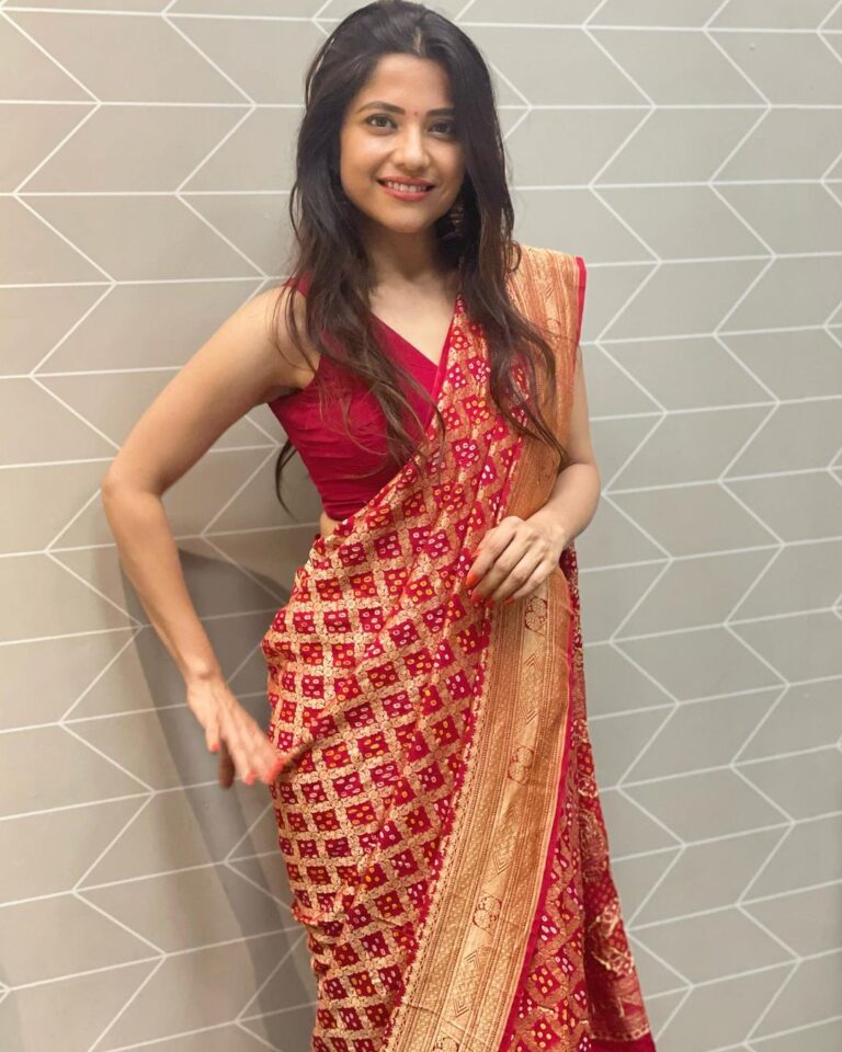 Kinjal Rajpriya Instagram - My never ending obsession for sarees has got me to wearing them on almost all my special days. #SimpleInSaree #photodump from #varpadhravosaavdhan #premierenight #RedSaree ✨