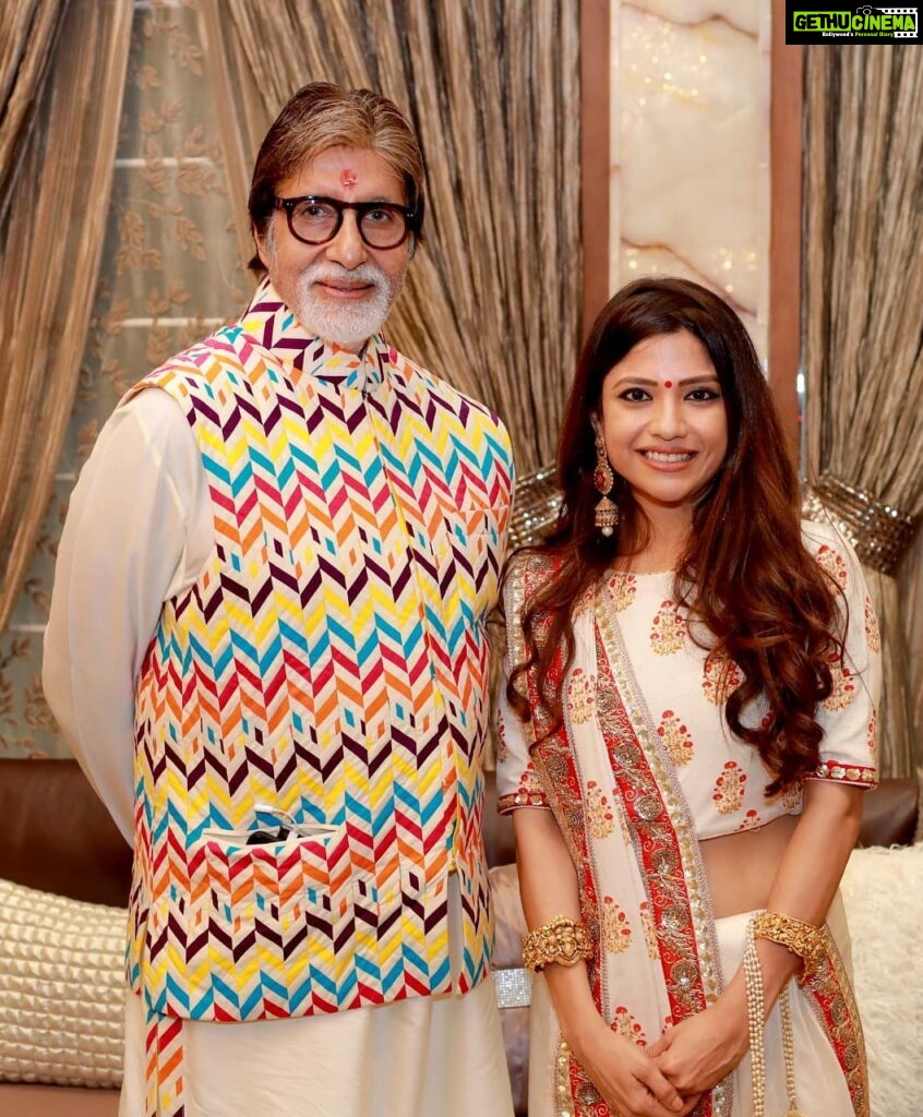 Kinjal Rajpriya Instagram - With THE LEGEND! Epic MOMENT! #DreamComeTrue 😍 Wishing you all a very Happy Navaratri, with the blessings of the Biggest 'B', the Legendary @amitabhbachchan to all you lovely people! #NavaratriPuja I brought back his love and blessings for all of you 💕 #BestNavaratri Our Kalyan Family wishes you and your family, A Very Happy Navaratri & Durga Puja ❤️ #NavaratriPuja at #KalyanHouse Thrissur