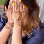 Kishwer Merchant Instagram - Mehndi rach gayi hai 🫶🫰🧿 Mehndi by @pinkymehndiart @bhavna_mehandi