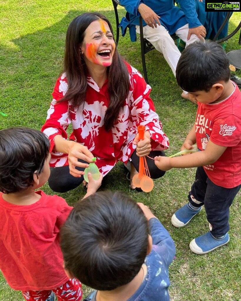 Koel Mallick Instagram - Spreading love & laughter….Holi haiiiii !!!!!!💕💕💕💕💕 #happyholi #colours #vibrant #love #life #koelকথা