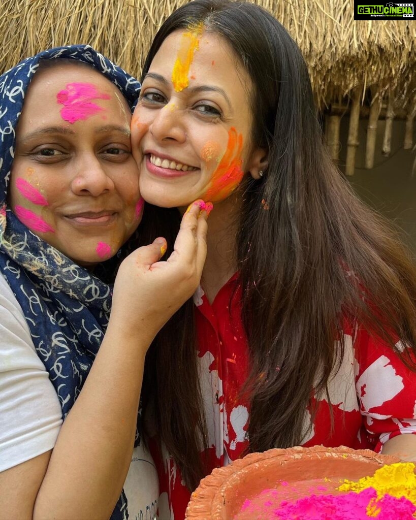 Koel Mallick Instagram - Wishing all a very happy & safe Holi!!!! Smearing all with রঙ may life be painted with the most vibrant colours!!!! 😛🥰😍🤗 … as the madness continues the next lot of crazy pictures with bachha gang coming soon… Pic courtesy: 📷 @nispalsingh ( who chooses to be behind lens always🤪😝) #happyholi #holi #holihai #love #colours #crazy #life #koelকথা