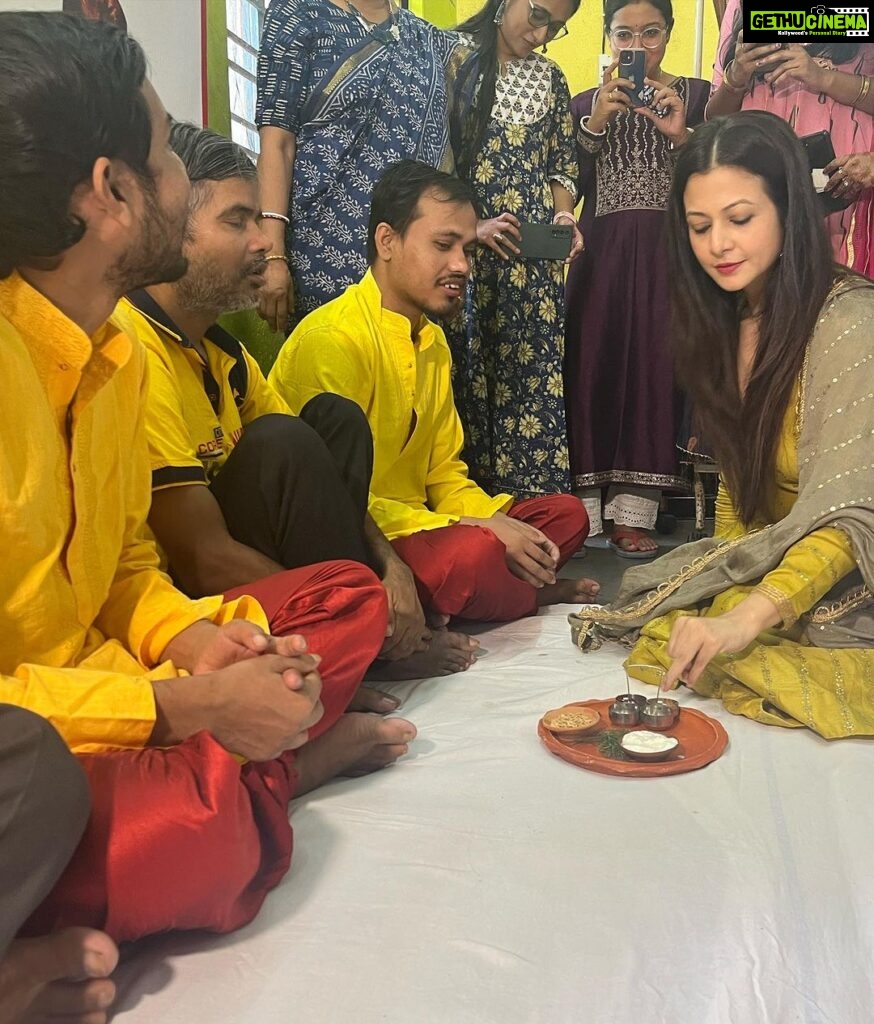 Koel Mallick Instagram - Its been a very special day, celebrating Bhaiphota with my specially abled brothers of Marudyan shelter… Wishing everyone absolute well-being….love happiness & peace 😇 @iswarsankalpango #bhaifota #love #bonding #blessing