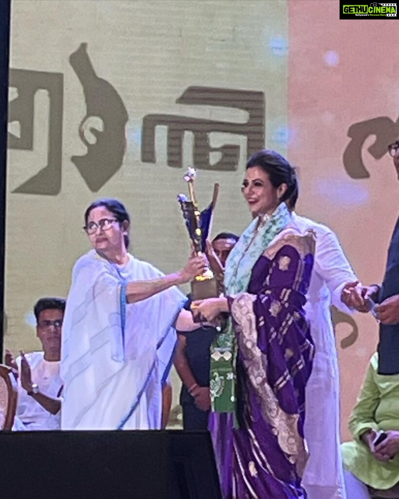 Koel Mallick Instagram - 🙏Elated to be receiving Mahanayak Samman from our honourable Chief Minister @mamataofficial #award #blessings #audience #love 🫶