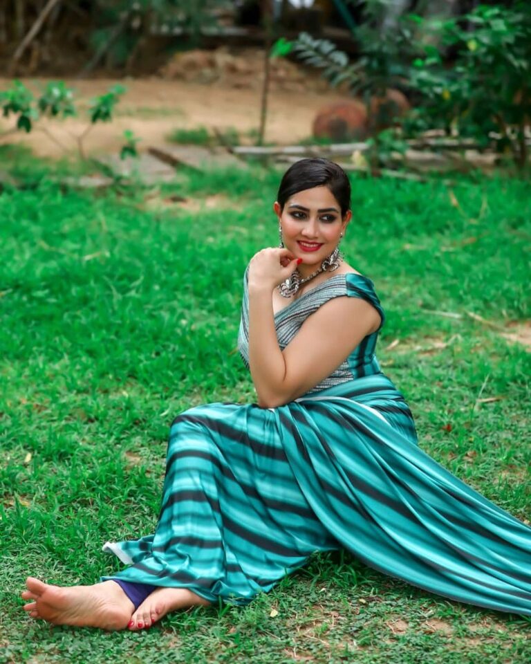 Komal Sharma Instagram - Amalgamating high spirits with stunning presence brings up the ethereal beauty Pro - @a._john_pro Captured by- @sureshsuguphotography #komalsharma #actress #shoot #bollywoodactress #saree