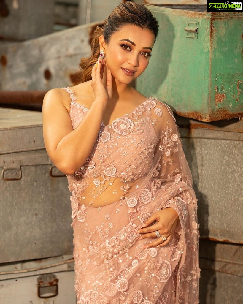 Koushani Mukherjee Instagram - A Saree Isn’t Option It’s Priority !!!! Styling @stylebysumit Hair @moumitasani Makeup @makeupartist.sourab Pic Courtesy @sayantan_dutta_photography For the promotions of #AbarProloy which premieres from 11th Aug only on @zee5
