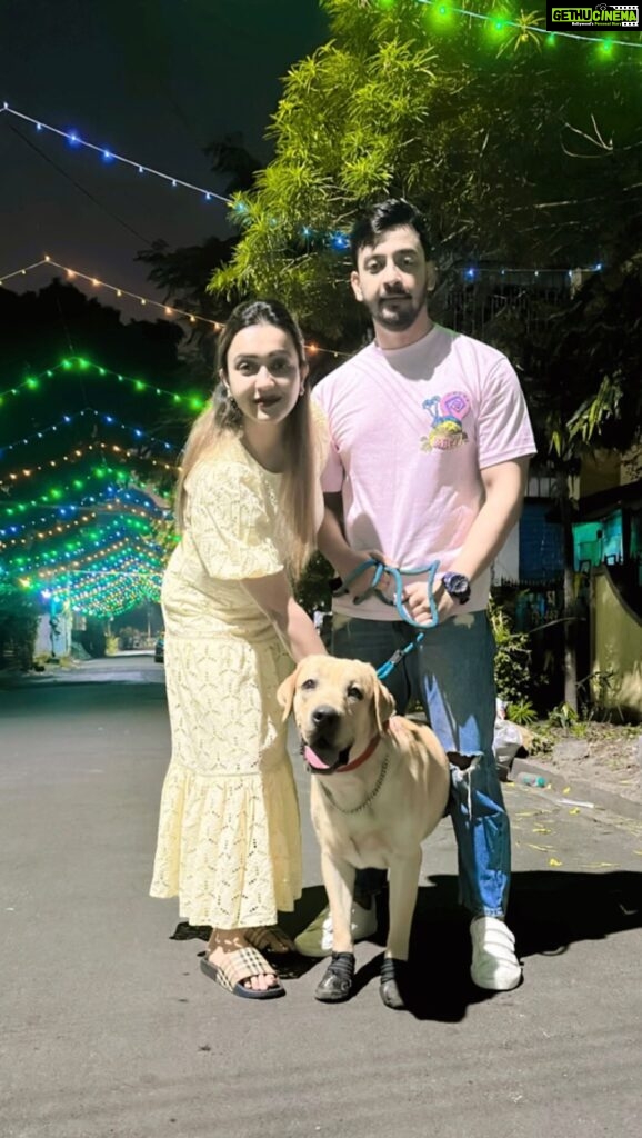 Koushani Mukherjee Instagram - Outing with Mom & Dad. #woof #woof 🦮🐾🐾🦮 #pawsome #feeling @myself_koushani @bonysengupta