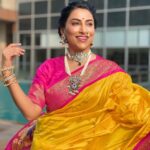 Kranti Redkar Instagram – ये लक्ष्मी ,ये सरस्वती 
यही दुर्गा का अवतार है 
ये अनुसूया, यही सावित्री 
यही काली रूप का वैभव है 
नारी शक्ति को प्रणाम 
दुर्गा  माँ को वंदन 

Saree: @kapsepaithaniofficial 

Stylist : @saileerajpurenagane 

Blouse : @veushalee_fashion_studio

Jewellery : @sorayaajewels_

Hair : @reshmachaugule2511

Photography :  @vilas__000