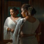 Krishna Praba Instagram - Live life to the fullest,and focus on the positive 💜💜💜 Stylist @styling_by_js Boutique @sajawat_designerhub_bridalshop Digital team @l4lavendermedia @abdul_t_rauf Location @kondai_lip_resort @hospitalityevolve #happiness #onam #lifestyle #lifecoach #purple #stylish #style Kondai Lip Backwater Heritage Resort Alappuzha