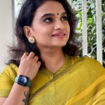 Krishna Praba Instagram - ⭐️💛💛⭐️ Outfit - @sajawat_designerhub_bridalshop Designed by @s_3_j_ @styling_by_js 📸 @laijumohan7 #yellow #sareelove #casual #saree
