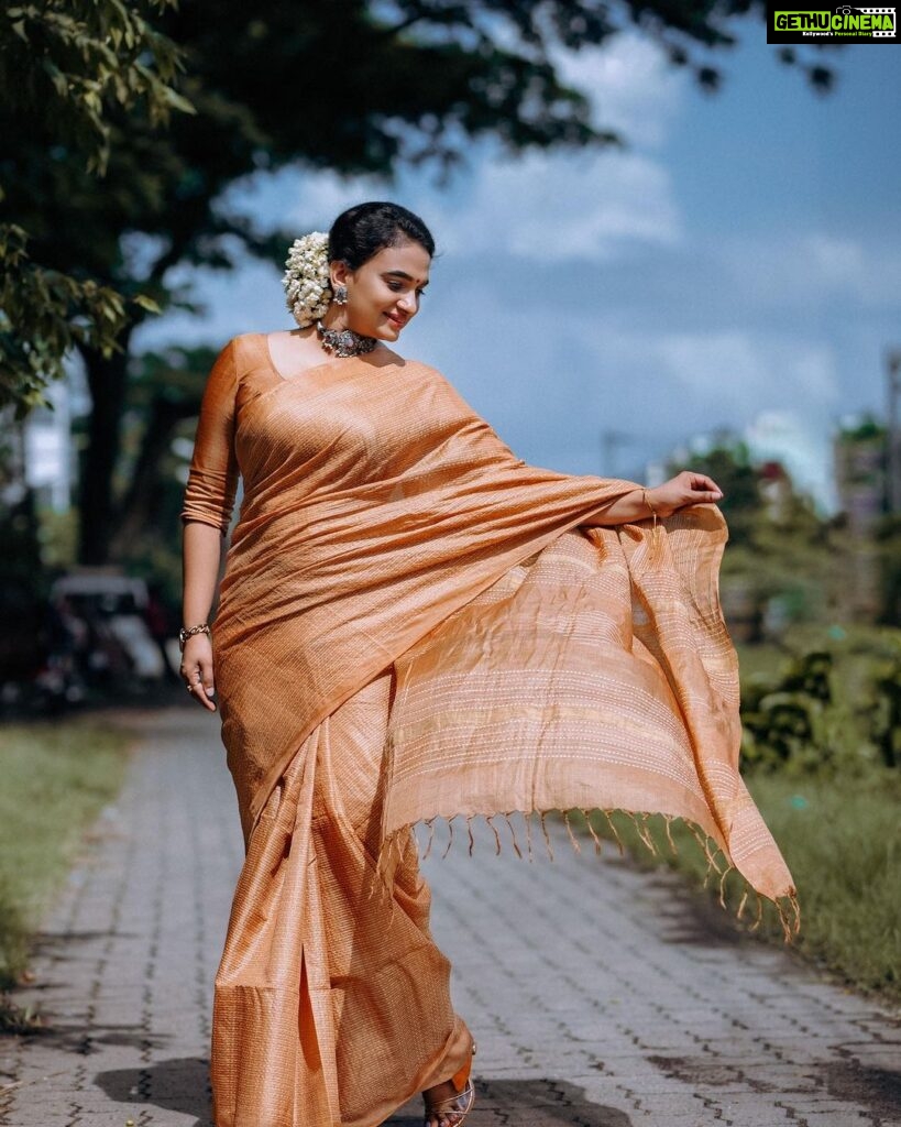 Krishna Praba Instagram - My favourite #tussarsilk #saree from @mayoorikha_kochi .📸 @sharath._.babu._ @l4lavendermedia . . #saree #sareelove #fashionmodel #fashion #traditional #silk #silksarees #silkpress #silkscreen #silksaree