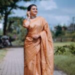 Krishna Praba Instagram - My favourite #tussarsilk #saree from @mayoorikha_kochi .📸 @sharath._.babu._ @l4lavendermedia . . #saree #sareelove #fashionmodel #fashion #traditional #silk #silksarees #silkpress #silkscreen #silksaree
