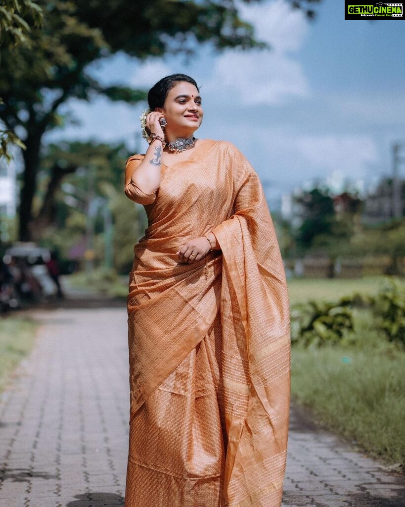 Krishna Praba Instagram - My favourite #tussarsilk #saree from @mayoorikha_kochi .📸 @sharath._.babu._ @l4lavendermedia . . #saree #sareelove #fashionmodel #fashion #traditional #silk #silksarees #silkpress #silkscreen #silksaree