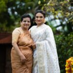 Krishna Praba Instagram - ചിങ്ങം 1 ഹൃദയം നിറഞ്ഞ പുതുവത്സാരാശംസകൾ 🌼 @nakshatragoldanddiamonds @evolvehospitality @hospitalityevolve @mayoorikha_kochi @kondai_lip_resort @l4lavendermedia #onam #celebrity #celebration #chingam1 #white #happiness