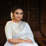 Krishna Praba Instagram - ചിങ്ങം 1 ഹൃദയം നിറഞ്ഞ പുതുവത്സരാശംസകൾ 🌼 @nakshatragoldanddiamonds @mayoorikha_kochi @kondai_lip_resort @hospitalityevolve @l4lavendermedia #onam #chingam1 #newyear #happiness #celebrate #celebration #white